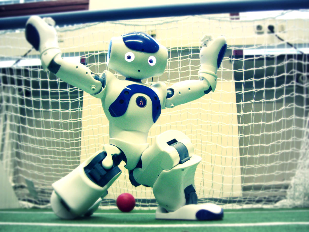 Роботы играют в футбол. Футбол роботов. Робот "футболист". Спортивный робот. Спортивные соревнования роботов.